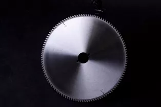 Дисковые пилы для продольной распиловки мягких и твердых пород древесины с напайками НМ, TTH