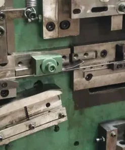 Машина для производства пряжек для стреп-ленты