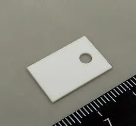 Al2O3 KC304000-TO220.038A, Подложка керамическая теплопроводящая Al2O3 25 Вт/мК, 25кВ/мм для ТО-220 0,38х12х18 отверстие d3,6