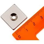 Неодимовый магнит прямоугольник 20х20х3 мм с зенковкой 3.5/7.5 мм, N35