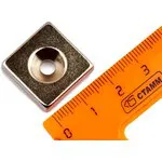 Неодимовый магнит прямоугольник 20х20х5 мм с зенковкой 4.5/10.6 мм, N35